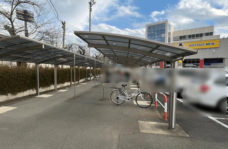 「桐生競艇場」外向発売所「ドラショップ」の無料駐輪場